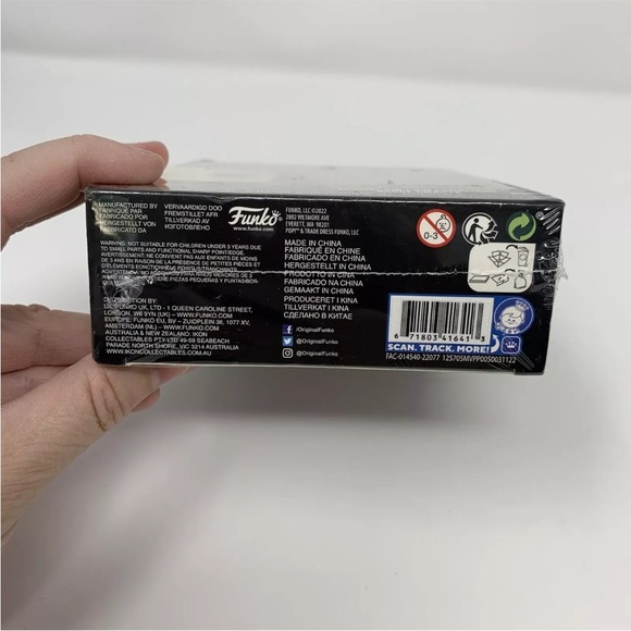 Funko POP! Special Edition Pin Hawkeye KATE BISHOP SE w/ Removable Stand NEW - Picture 3 of 7